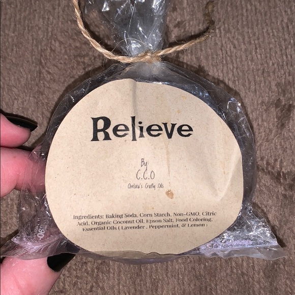 Belle travel makeup brush set & Relieve bath bomb - Picture 4 of 5